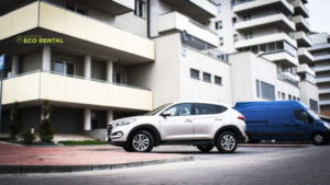 Zaparkowany samochód z wypożyczalni aut Eco Rental