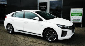 Biały Hyundai Ioniq z wypożyczalni